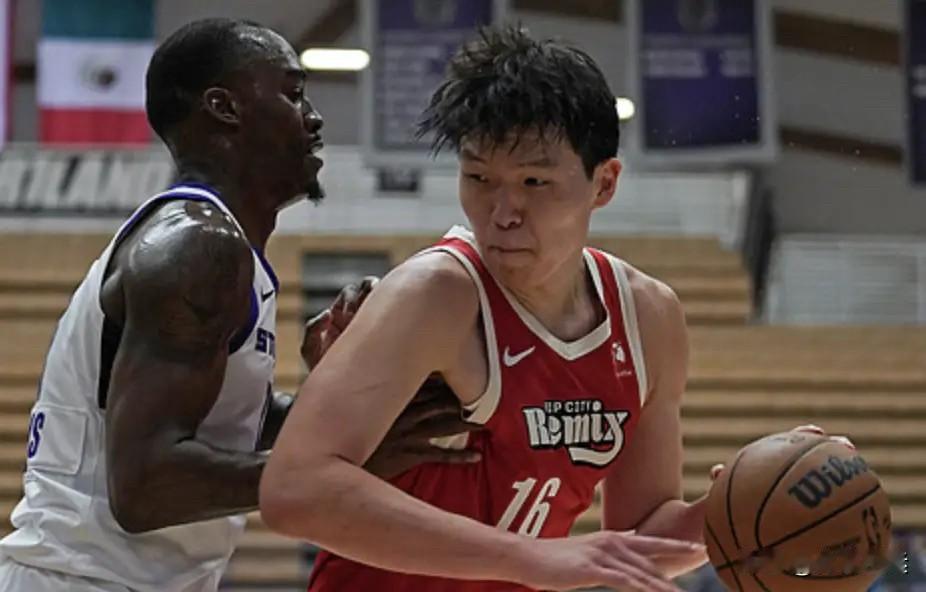 不容易啊，杨瀚森在美国打全明星了！
今日，nba官方公布了今年全明星新秀赛名单，