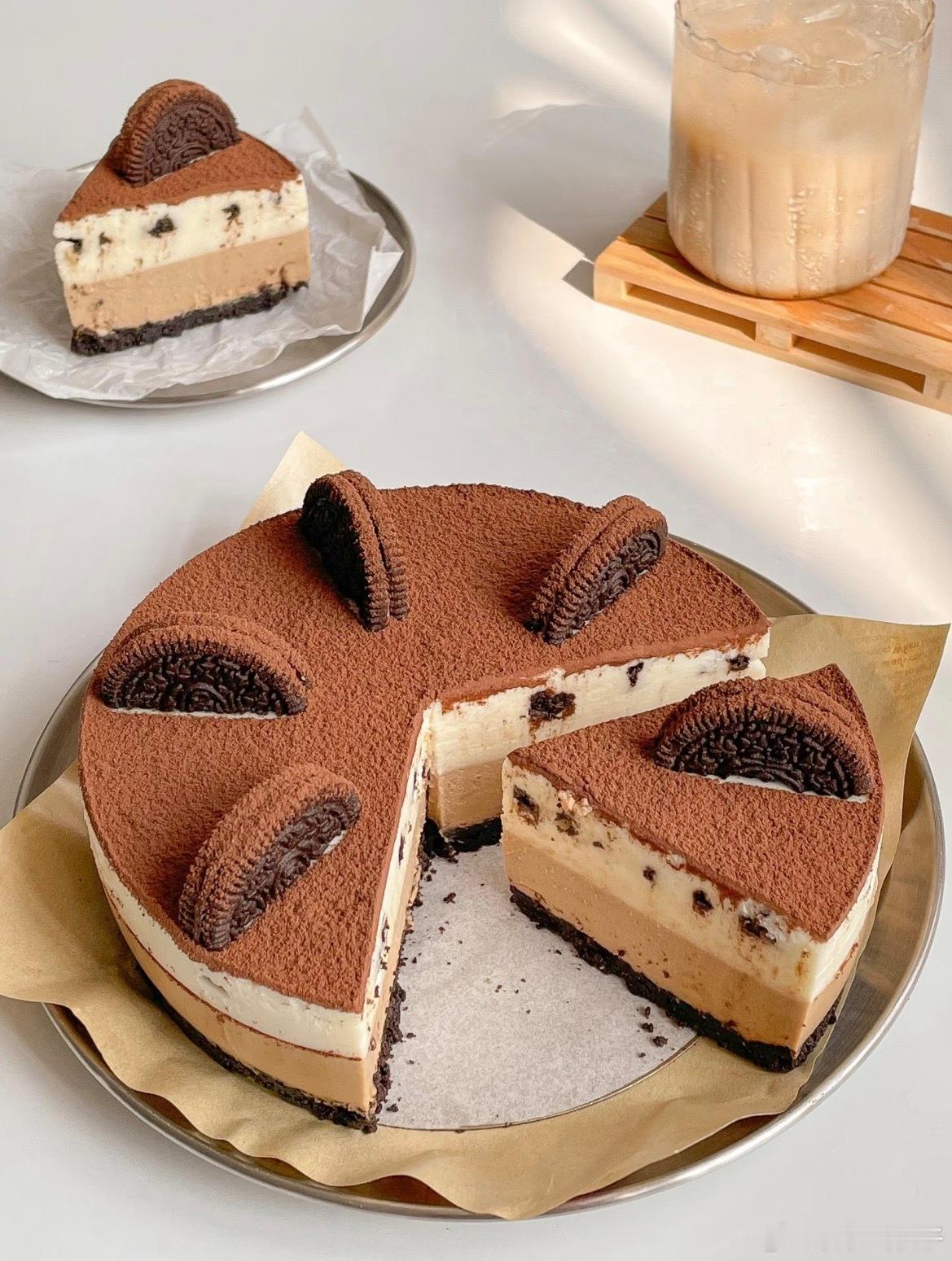 醇香的咖啡、酥甜的奥利奥、浓郁的芝士，碰撞在一起，冰凉顺滑不甜腻，入口即化，大写