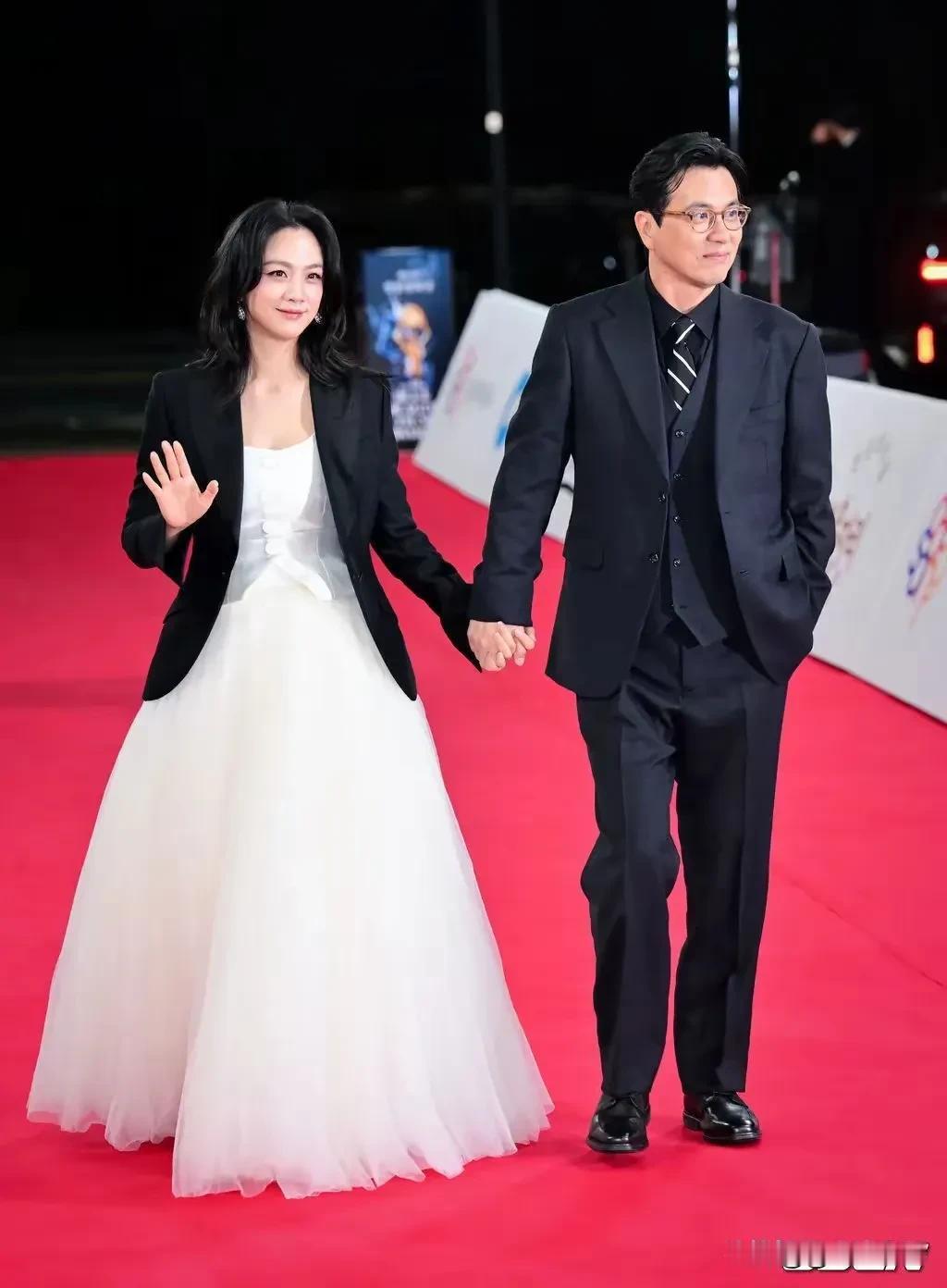 第45届青龙电影奖，汤唯金泰勇携手走红毯，夫妻二人很幸福！眼里全是爱。
汤唯已经