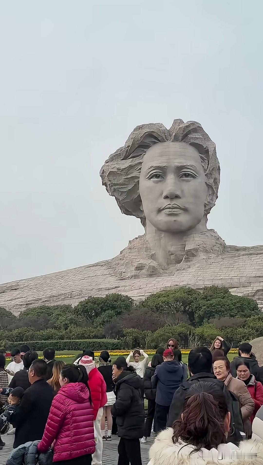 毛主席一直看着台湾，看了几十年了，还一直看着。