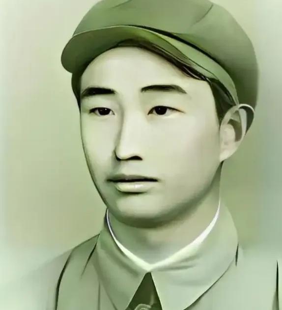 1943年，日军空袭时，18岁战士宋岭春仰面躲在草丛里，看飞行员探头出来，当敌机