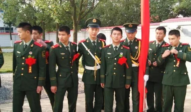 朋友是一个年底满16年的老兵，面临3种人生选择，希望懂行的帮忙出出主意
朋友来自