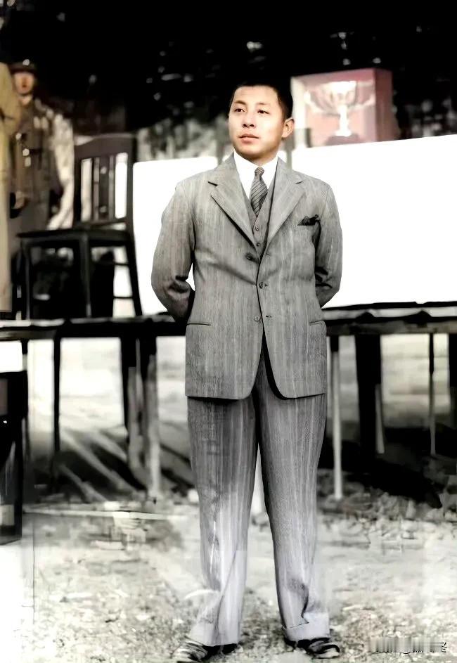 1930年南京，29岁的张学良身穿新式西装，那叫一个帅！看当时他和蒋介石夫妇的留