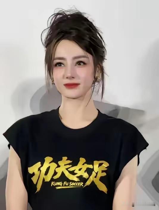 刘嘉玲问张小斐：7亿票房后，星爷请你吃大餐了吗？张小斐笑着答：还用请？拍戏三个多