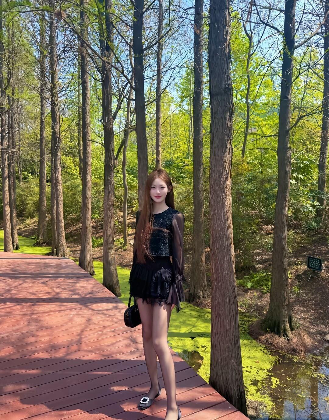 春日森林漫步，黑纱裙摆飘逸，阳光洒满林间小道。