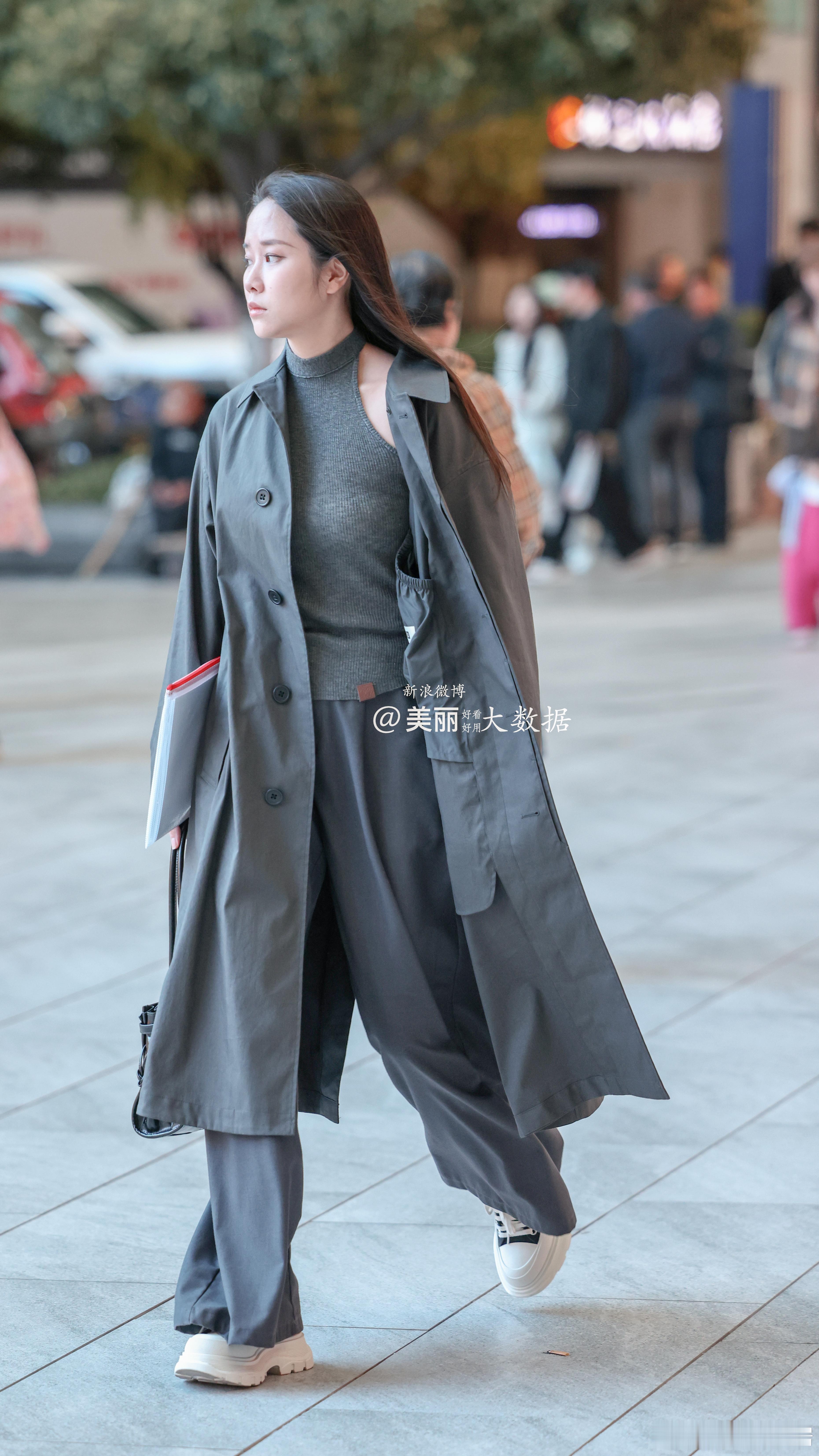 关键是要露肩。。。 