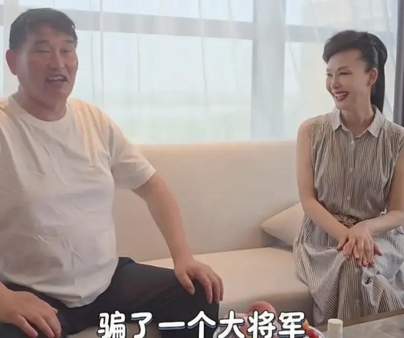 大衣哥财富情商同比例提升，见自己的恩人歌唱家于文华真是会说话
大衣哥朱之文和于文