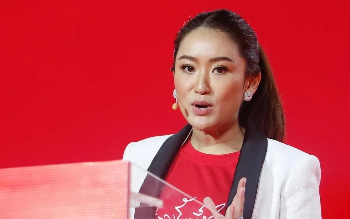 泰国外长公开斥责中国大使这事儿，7月25日曼谷书展上，中国小姑娘为占座早早排队，