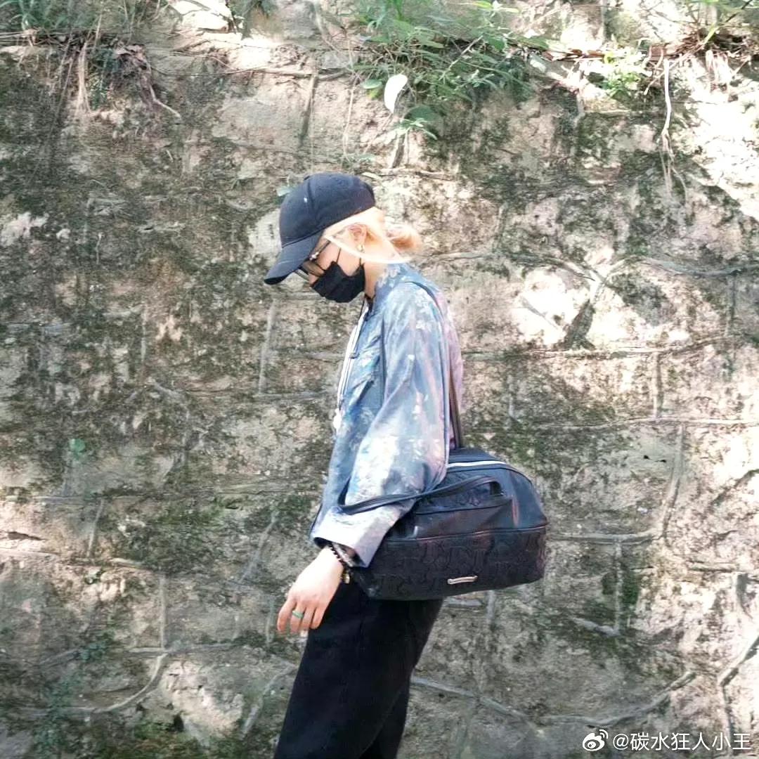 关晓彤在ins晒出手指叠戴多枚戒指的照片，食指、中指、无名指均闪耀着精致配饰，以