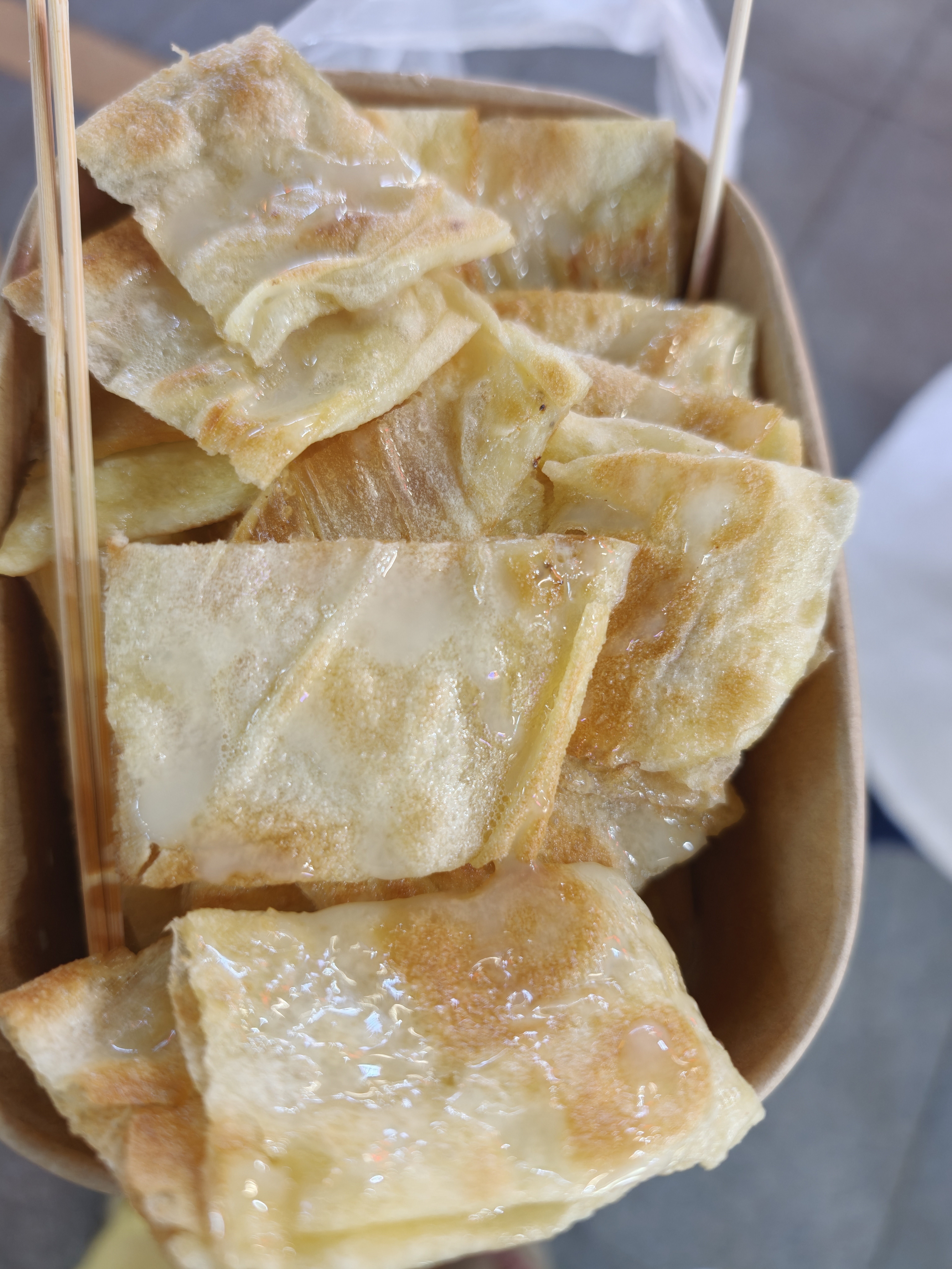 花臂大哥甩了一个香蕉粑粑糖油香蕉混合物怎么会不好吃 