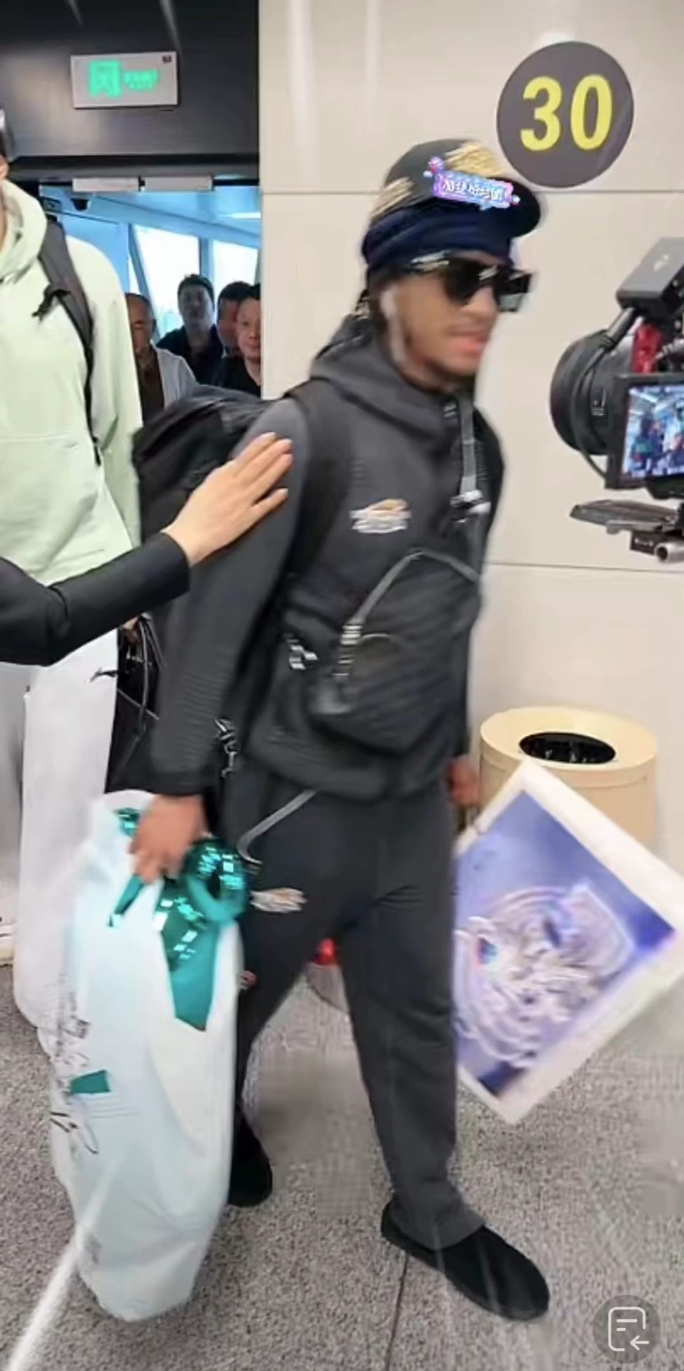 中国挣钱中国花少爷去哪都大包小裹的呢#辽宁男篮[超话]# #辽宁男篮凯旋# #辽