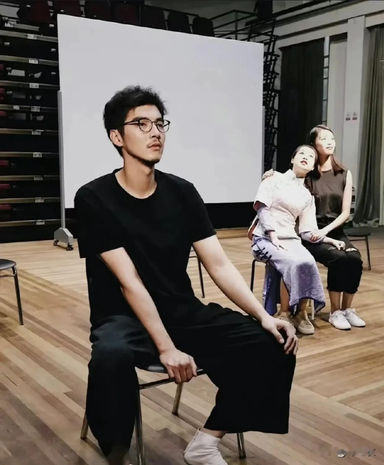 其实说实话，我线下见过最帅的男明星是金世佳（感觉很多人都不信……），但其实这是真
