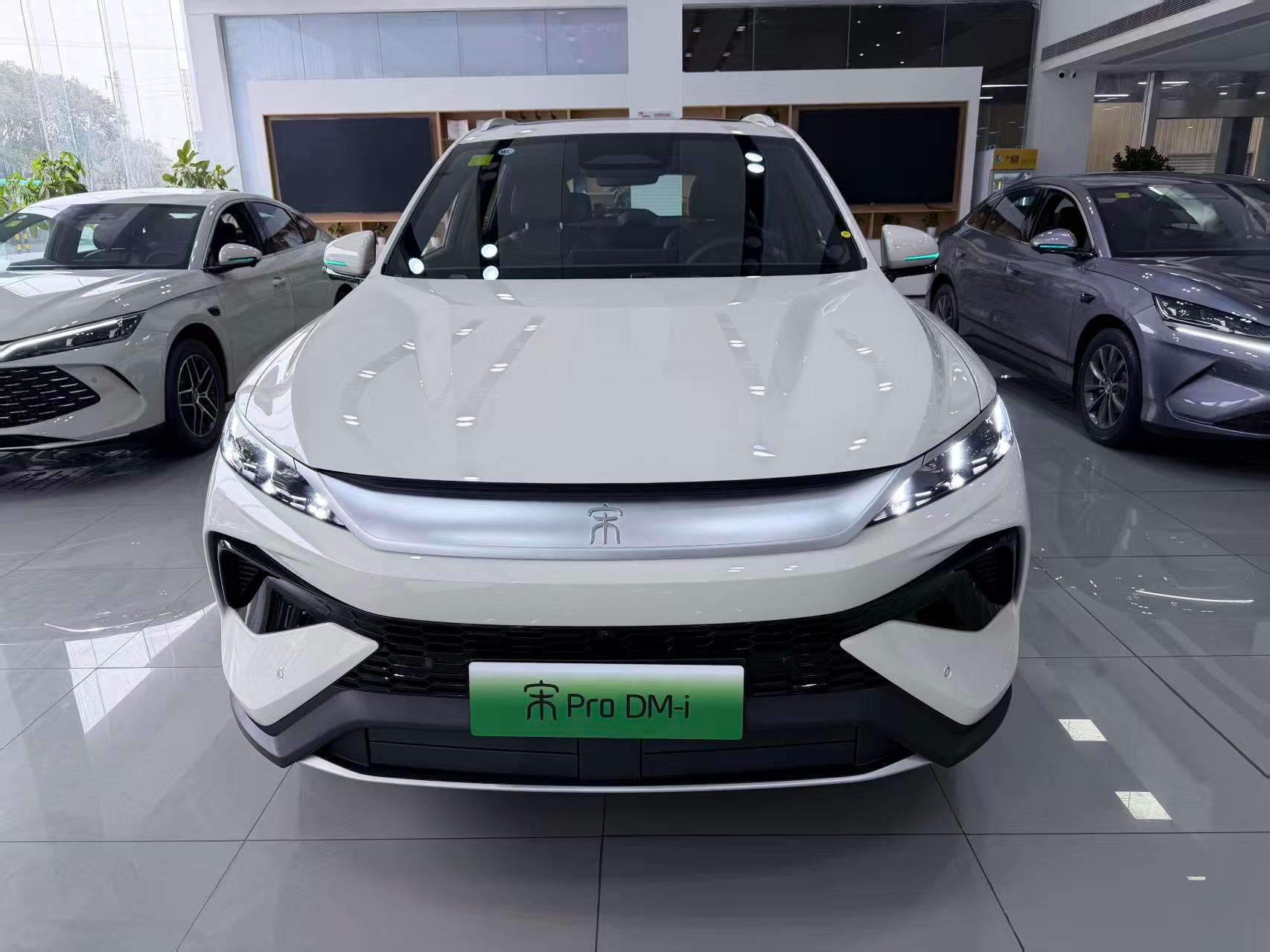 高配版搭载了TSC高速爆胎稳控系统，万一高速上爆胎了能快速稳住车身，安全感提升不