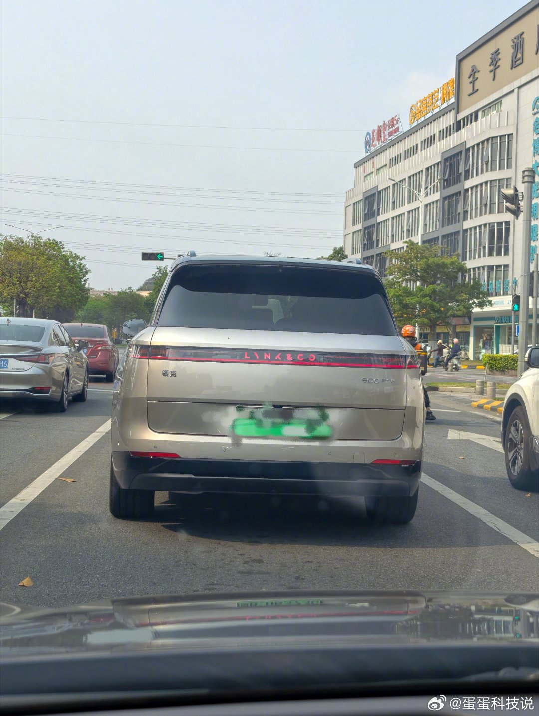 生活手记 偶遇领克900，看起来真的很能装，而且这个车色很特别！ 