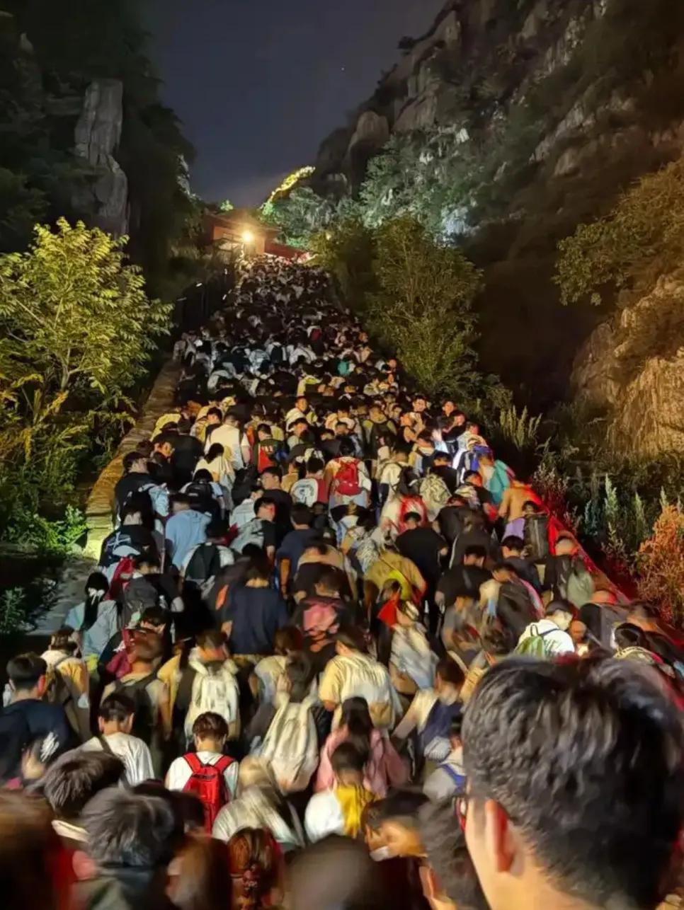 我认为不值得 五一挤热门景区，值吗？
五一假期，热门景区人山人海，挤在其中是否值