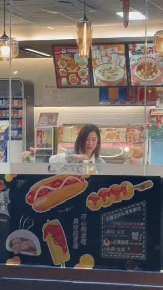 佘诗曼也去便利店调酒次元壁狠狠裂开！Man姐佘诗曼居然解锁便利店调酒，一句“新年