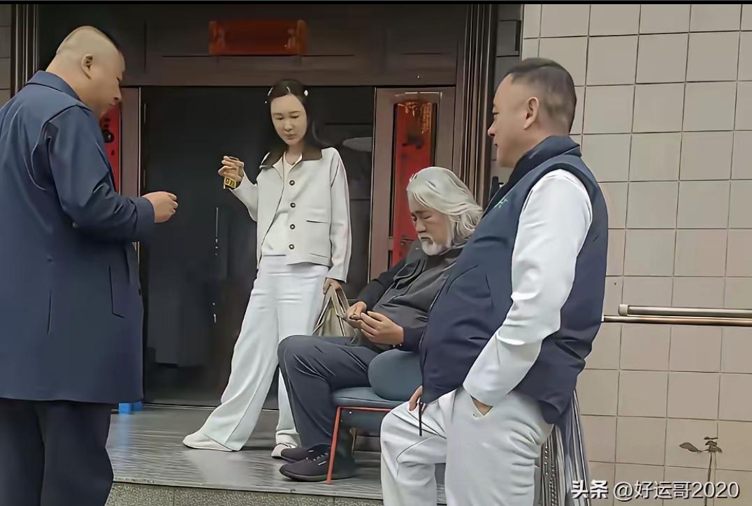 著名大导演陪妻子杜星霖回娘家江苏连云港，回到家中，由于张纪中年龄大了，舟车劳顿，