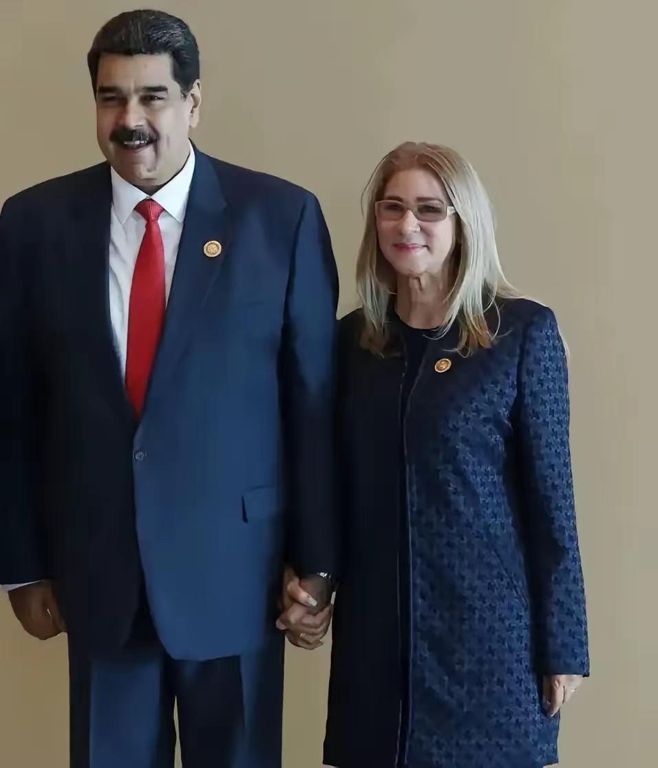 说实话，这个夸法，我第一眼是愣了一下的。

有人说，他被抓那天晚上，是跟自己的妻