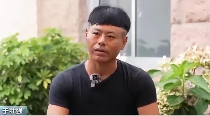 山东威海，一家三口去海边玩，父子俩不慎被海浪卷走，母亲急得大喊：“有人会游泳吗？