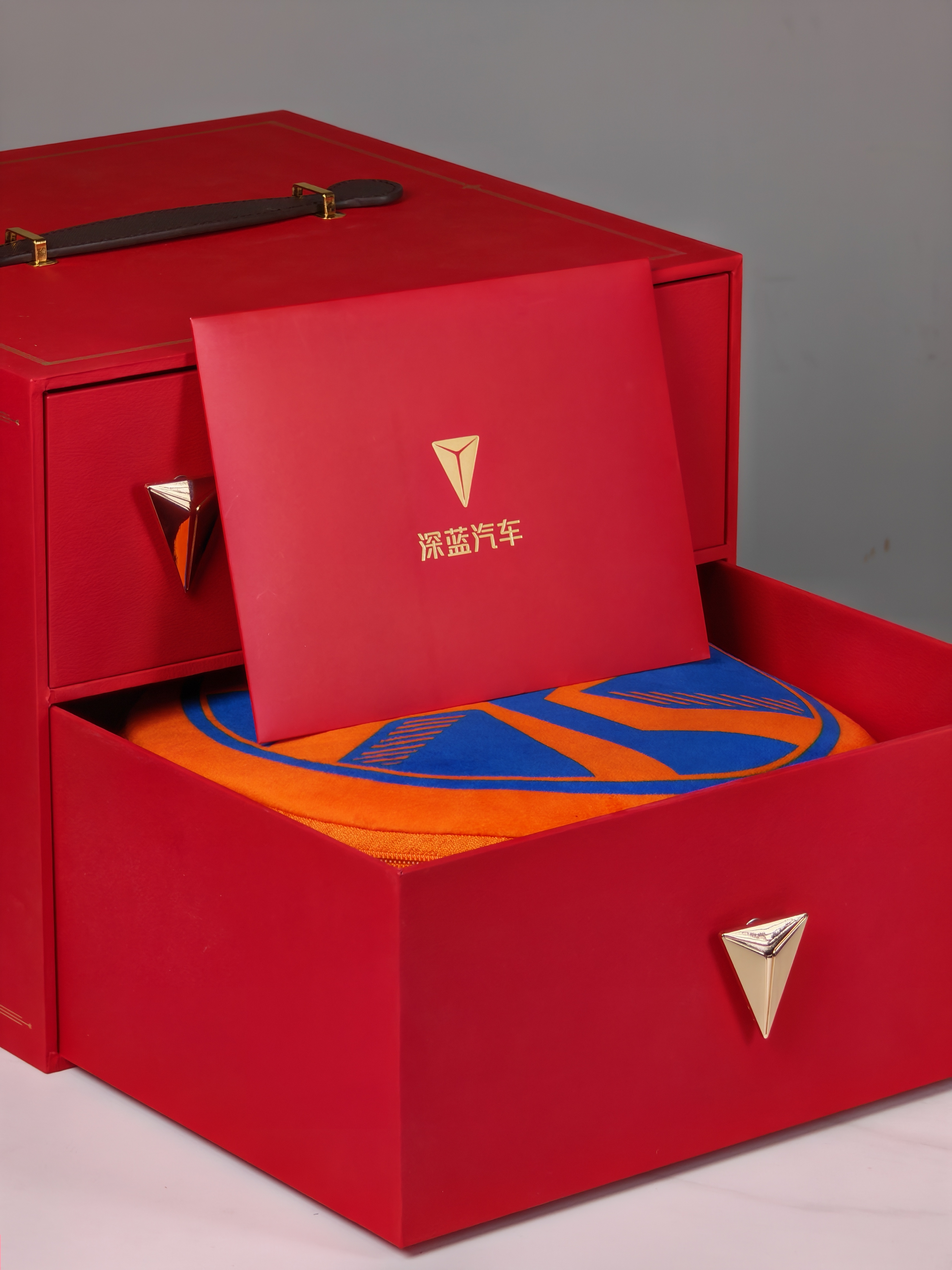 深蓝汽车的新年礼盒非常实用，包装是一个收纳盒，很精致。里面装的每一份礼物也都很好