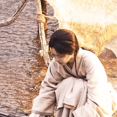 孟子义看起来有点儿命苦的样子