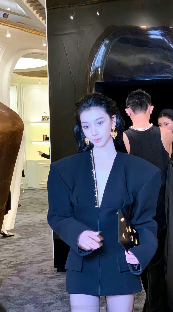 这是易梦玲吗？妈呀是不是有高人指点 怎么变成了这样 ​ ​​​