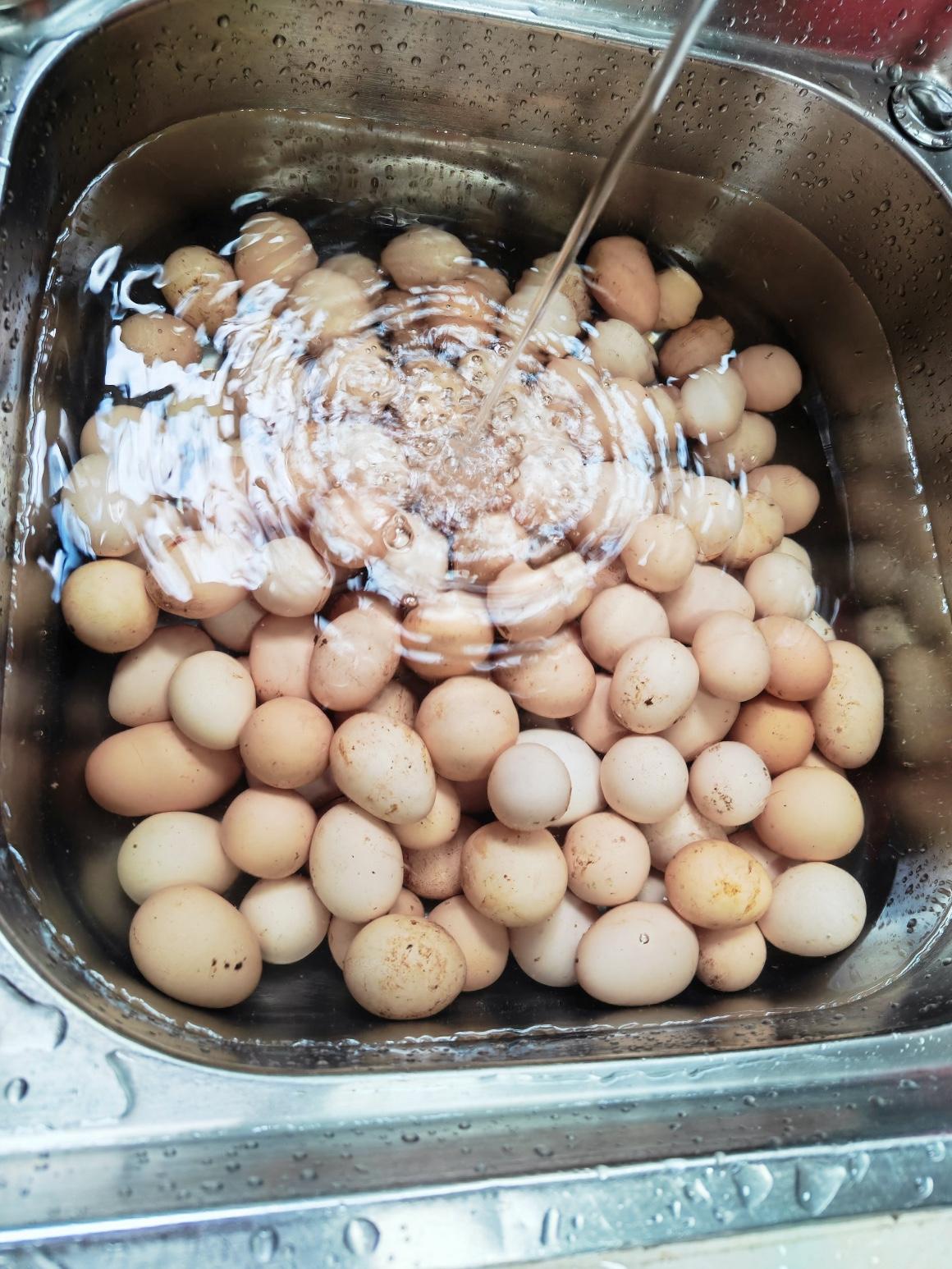 还没吃，

看着就头疼，

亲戚婆婆寄了一箱子鸡蛋，

鸡蛋外壳都沾着鸡屎，
