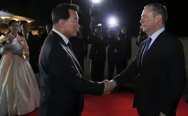 梅德韦杰夫抵达平壤，下飞机喊出的一句话，让美西方“颤抖”
俄罗斯联邦安全会议副主