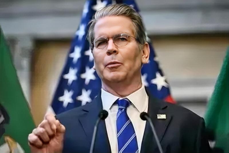 当美国财长亲眼目睹中国将持有的7800亿美元美债，通过第三方完成人民币结算时，整