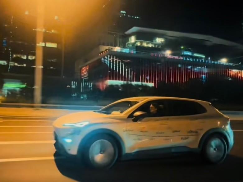 跨越万里归来，深蓝S05欧亚穿越后检测表现依旧出色
一对中外夫妻驾驶深蓝S05，