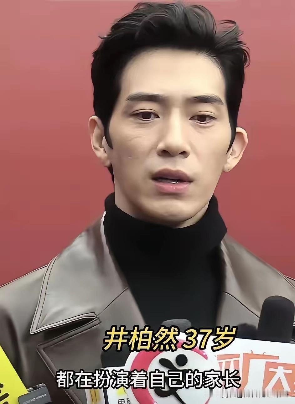井柏然那张脸，电视上看和真人看，是两码事。我朋友见过他一次，回来跟我说，跟屏幕上