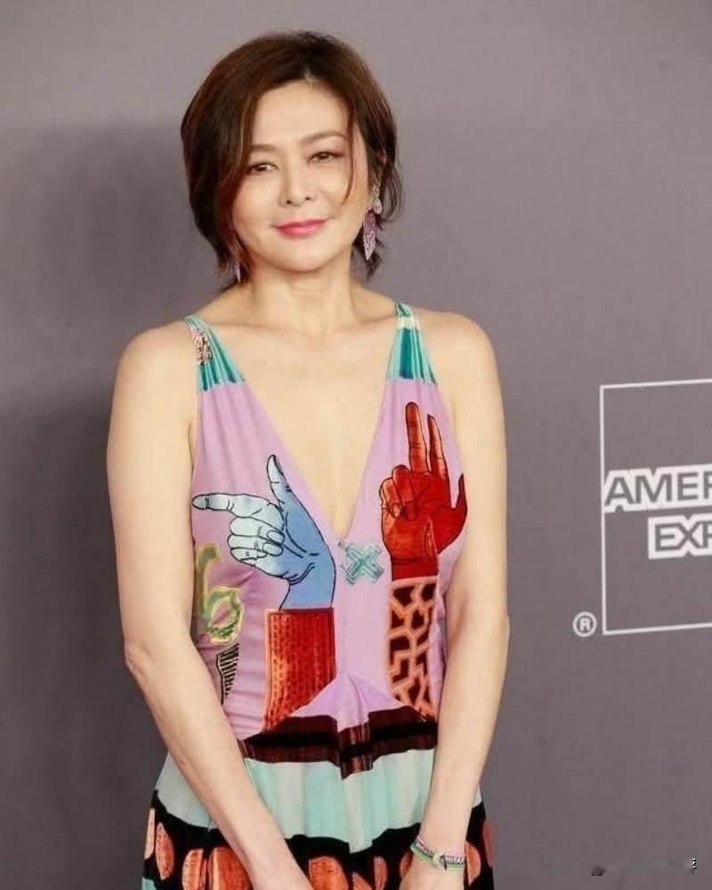63岁中国香港演员关之琳新剪了短发年轻30岁，穿深V领连衣裙，美得像换了个人