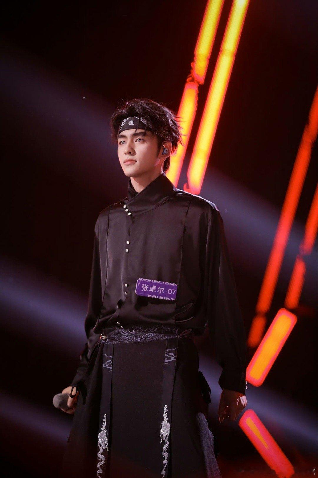 张卓尔天地龙鳞传统乐器的古韵碰撞正气十足的嗓音，张卓尔和天地龙鳞的适配度拉满了！