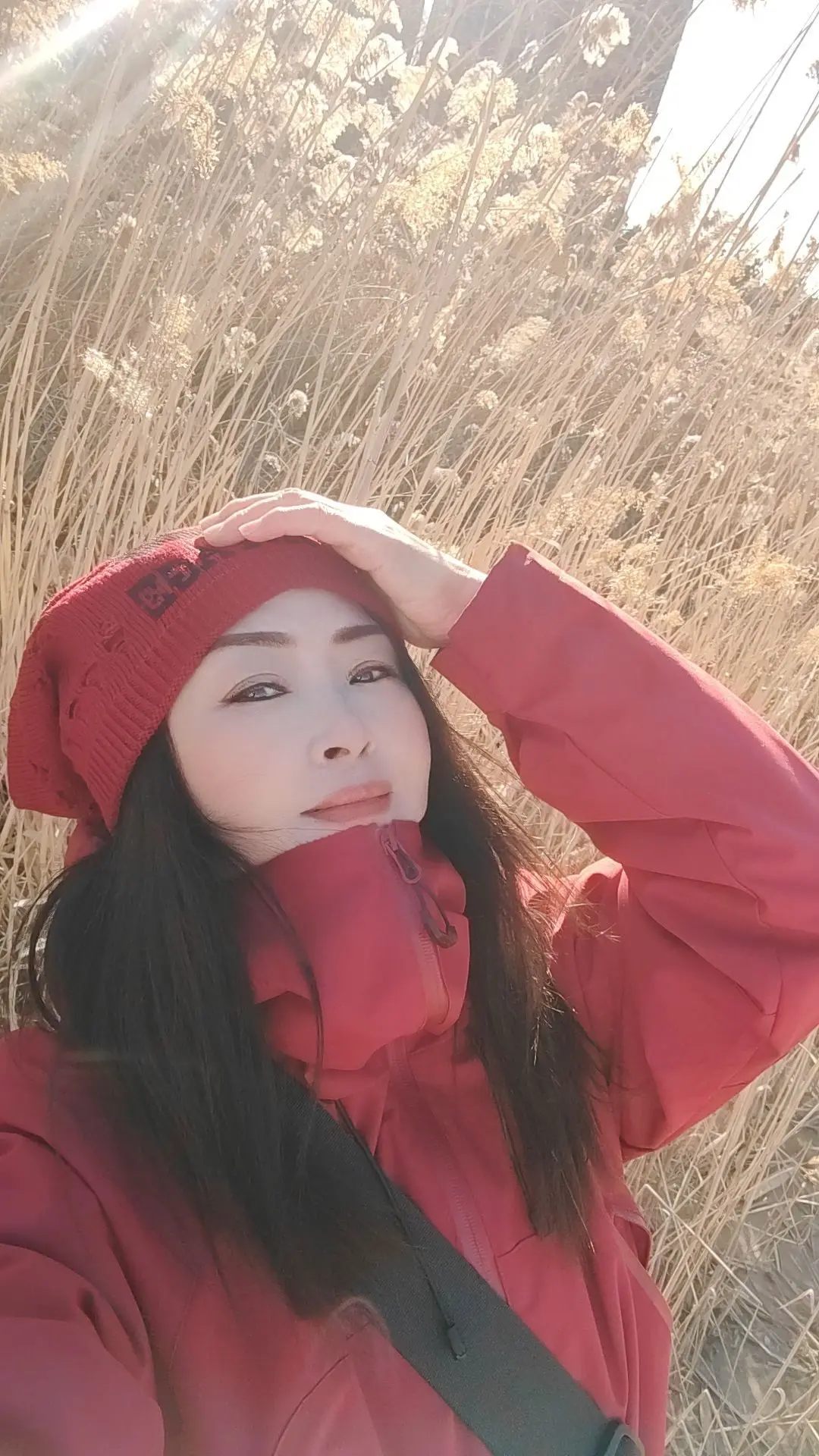 脸都冻红了…