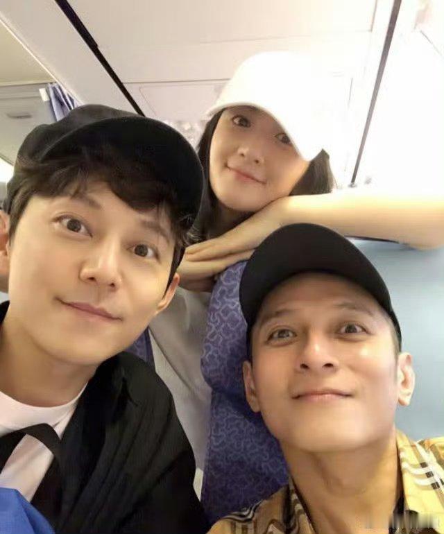 何炅李维嘉给刚入行的谢娜买衣服  永远会被快乐家族的友情打动  相聚节目中，谢娜
