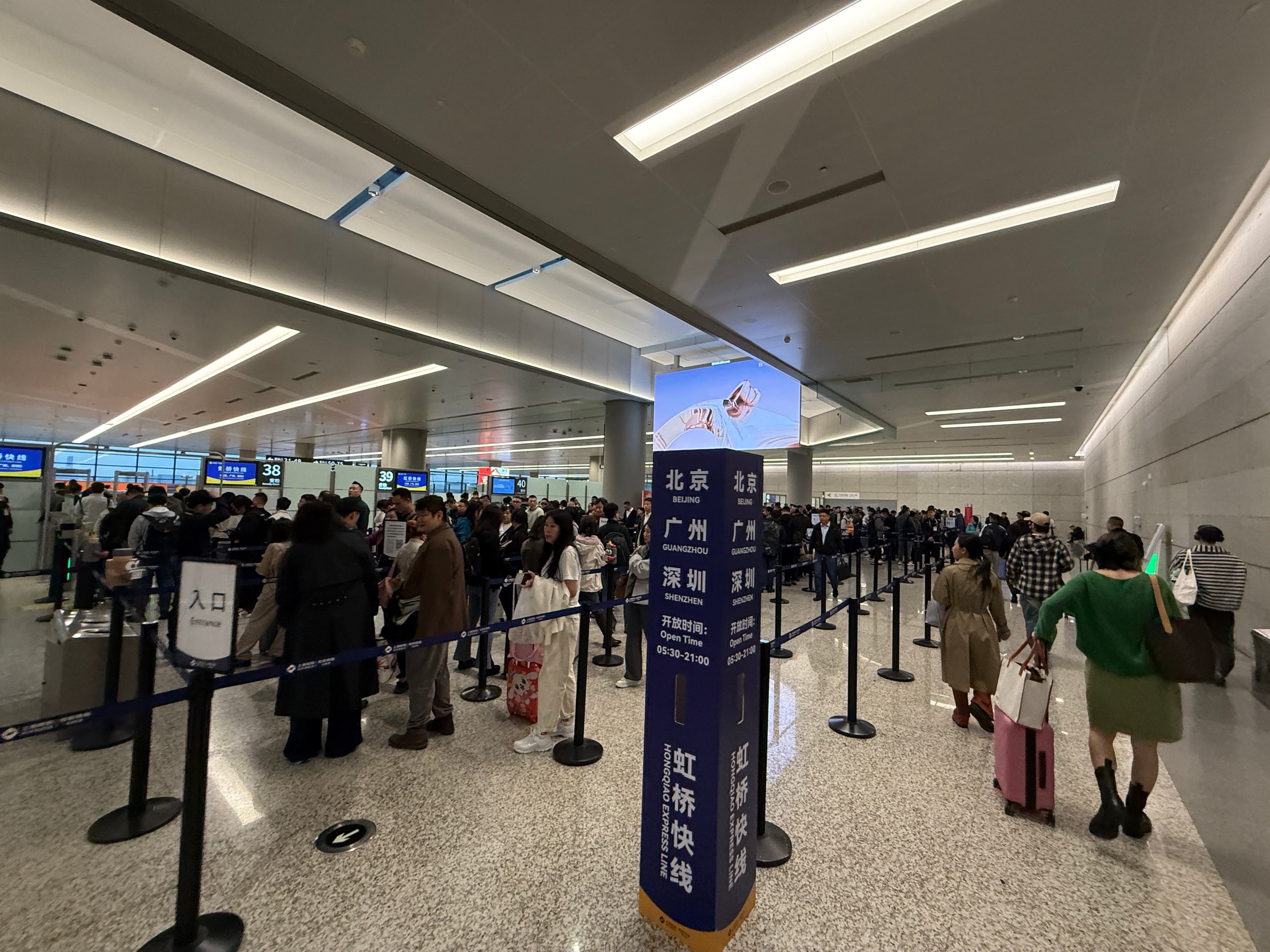 早啊，帅比们~三个月没来上海，进机场的安检取消了，提效每次都要感叹这个点飞北上广