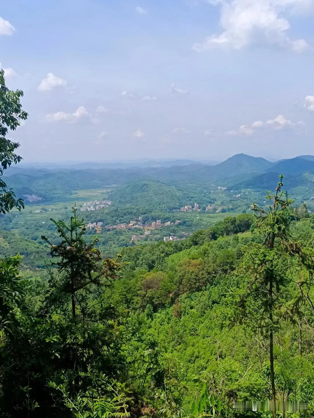 站在高山之上，极目远眺，一个个被大山包围的村庄尽收眼底。
 
连绵的山脉像是沉默