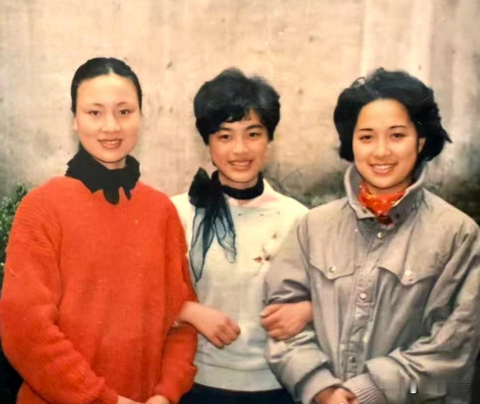 三人同框，其中两位曾是当年浙江小百花越剧团的越剧新星。
彼时，她们不过二十出头，