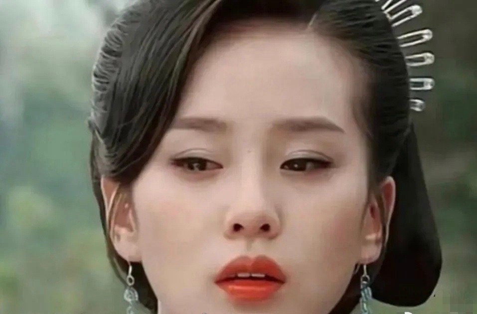 原来刘诗诗头上戴的居然是别针，以前的道具组真是会利用资源 ​​​