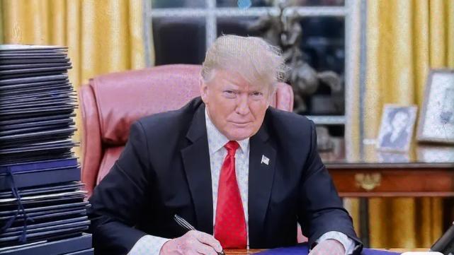 出事了！出大事了！美国海军出大事了！停在日本的奥尔良号两栖登陆舰着火了！

20