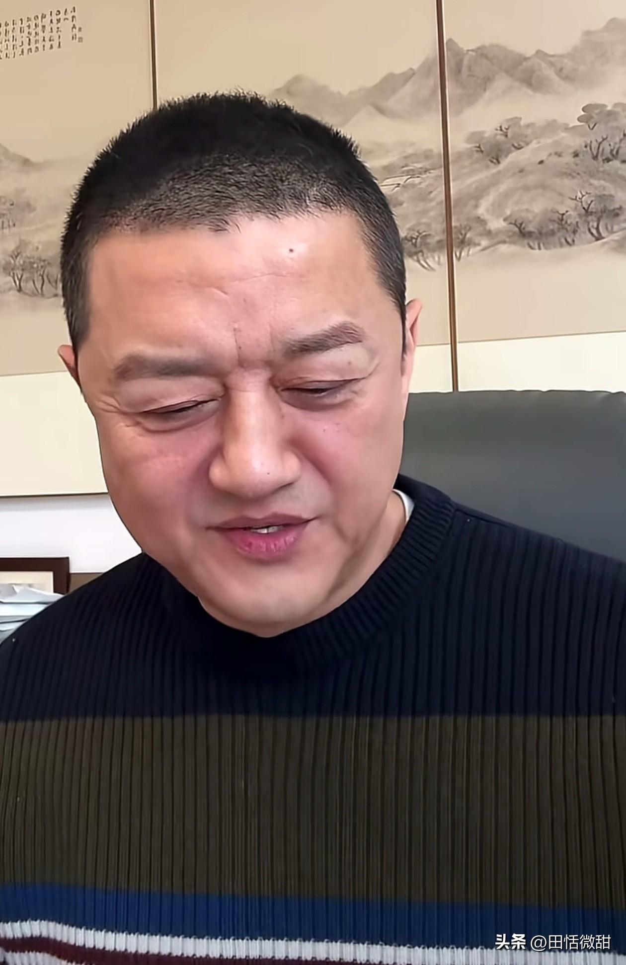 李亚鹏开直播拒绝礼物打赏，关礼物功能网友催促打开。

李亚鹏却解释:“鹏哥就不开