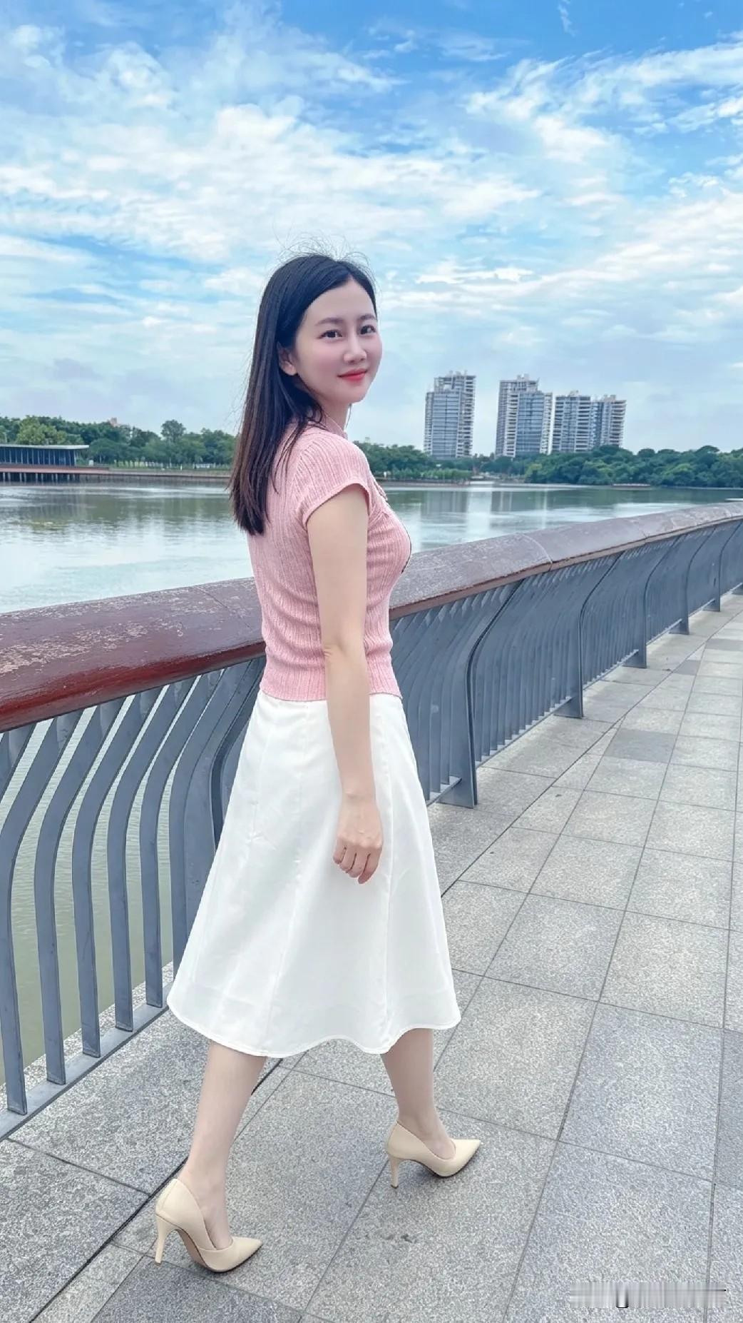 上学时同桌打趣：女人啊，关灯 蒙上被子，长相好坏作用都一样。

当时只觉得这个话