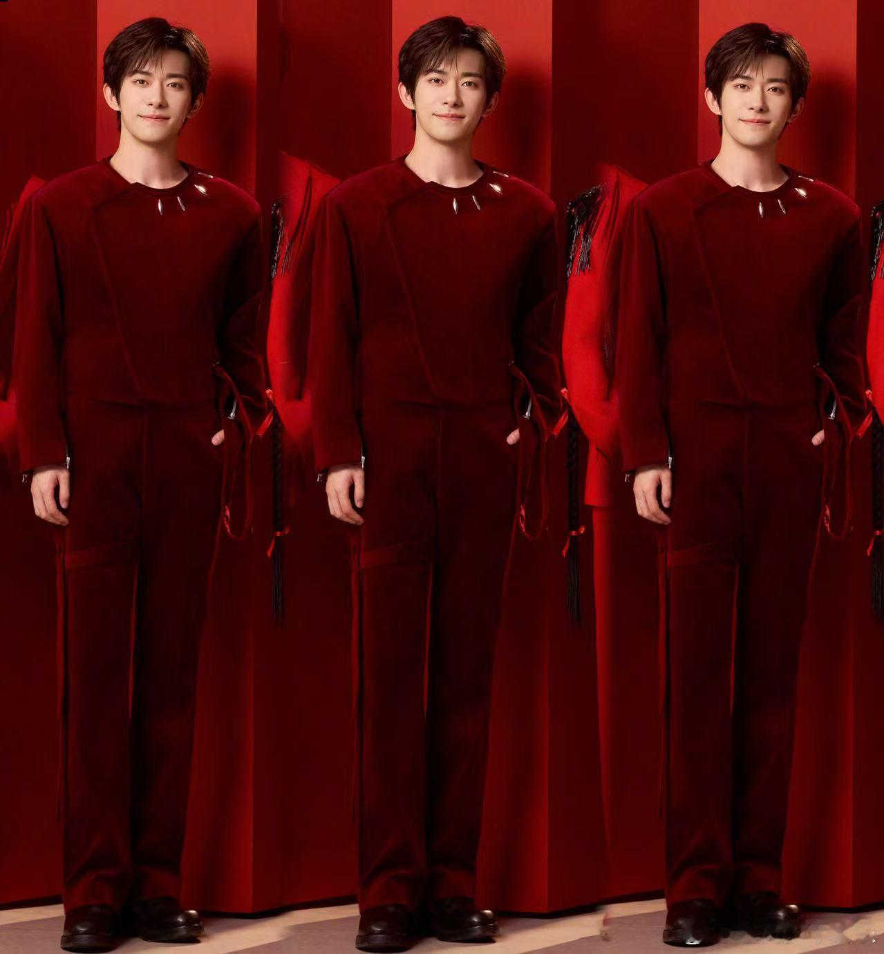 易烊千玺春晚限定笑容九登春晚的易烊千玺，果然从不让人失望！红色西装外套衬得身姿挺