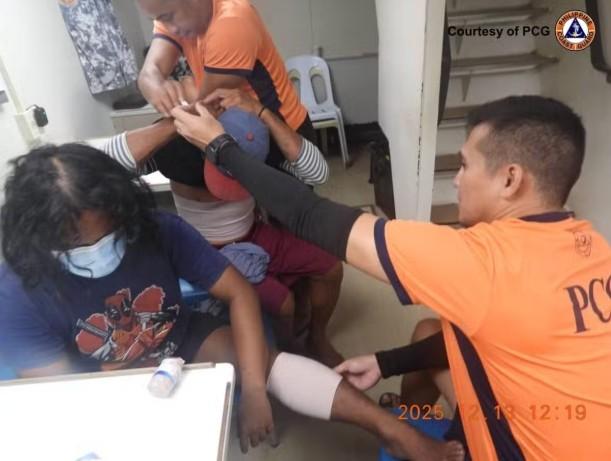 菲律宾20余艘渔船强闯仙宾礁，又被中国海警水炮喷了

菲律宾挑事船只又被水炮喷了