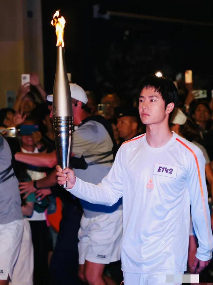 王一博引发热议！
7月15日，王一博突然引发了热议，起因是他在拿着火炬等待的时候