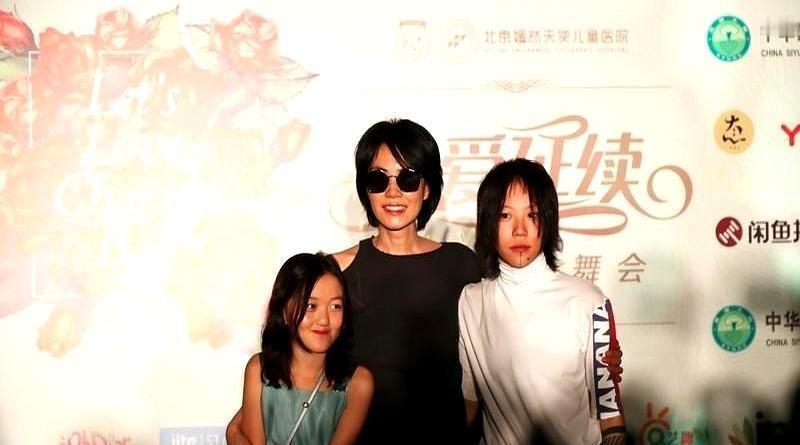 李亚鹏这辈子最成功的投资，可能不是生意。
是当爹。
窦靖童那句评价传遍全网：“演