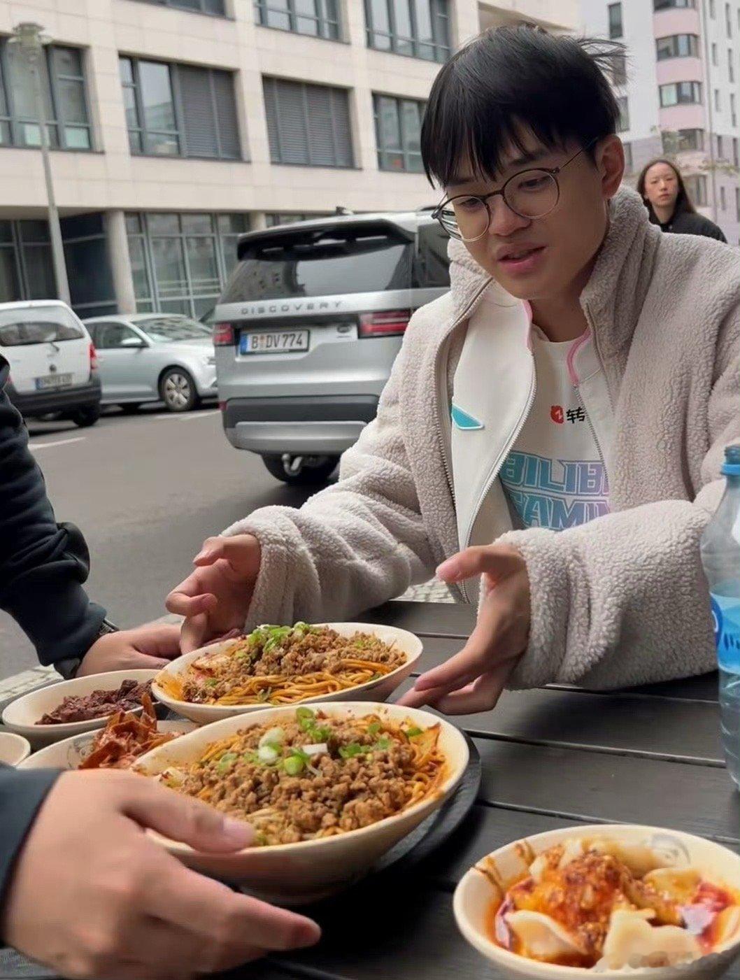 为什么左手的队友一到世界赛就不行了呢？有没有真正的技术高手/心理学大师/左手家属