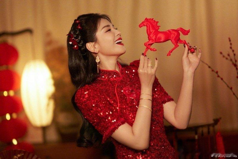 刘涛 该叫妈妈还是叫姐姐 刘涛红裙造型真的杀疯了！从容优雅又大气，东方韵味直接拉