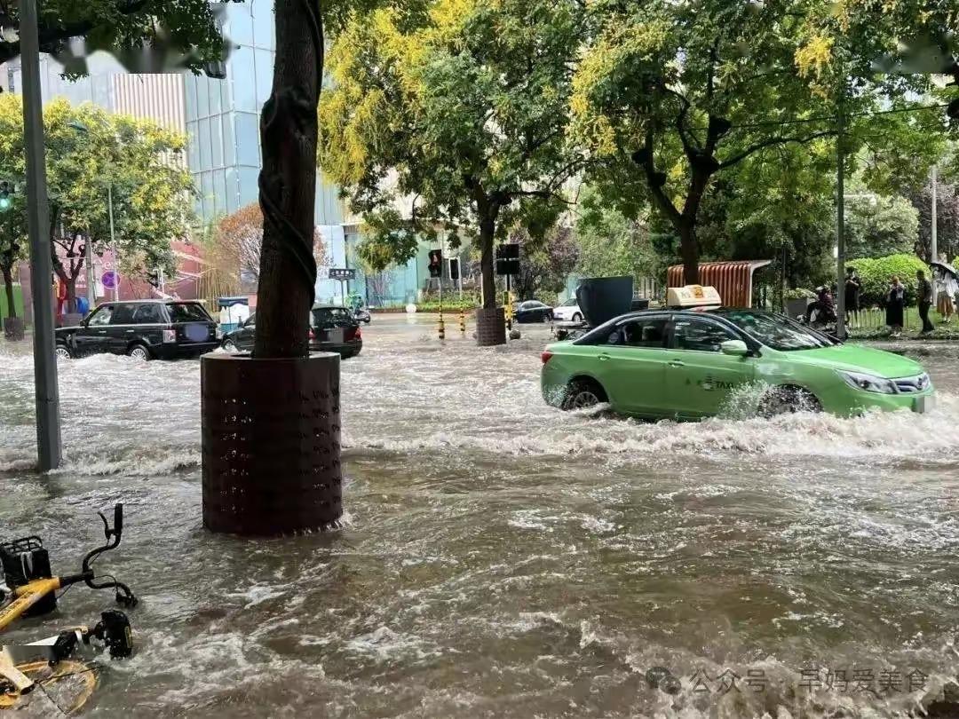 暴雨来袭，日子被搅得一团糟！出行时，道路积水严重，车辆行驶缓慢，甚至被困在路上，