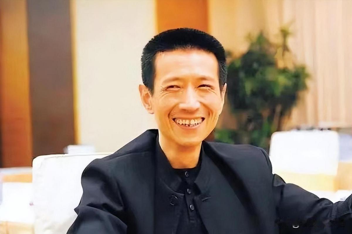 中国一男子花了2.7亿，从法国拍下圆明园的兔首和鼠首，对方要求他付账时他却说：“